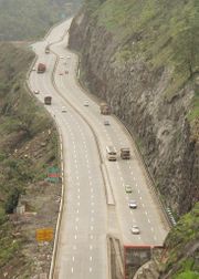 Modernisierung des Straßennetzes: Die rund 100 Kilometer lange Autobahn Mumbai-Pune, ein Prestigeprojekt, wurde 2002 fertig gestellt.