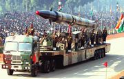 Mittelstreckenrakete Agni II auf einer fahrbaren Startanlage (Militärparade zum Republic Day in Neu-Delhi)